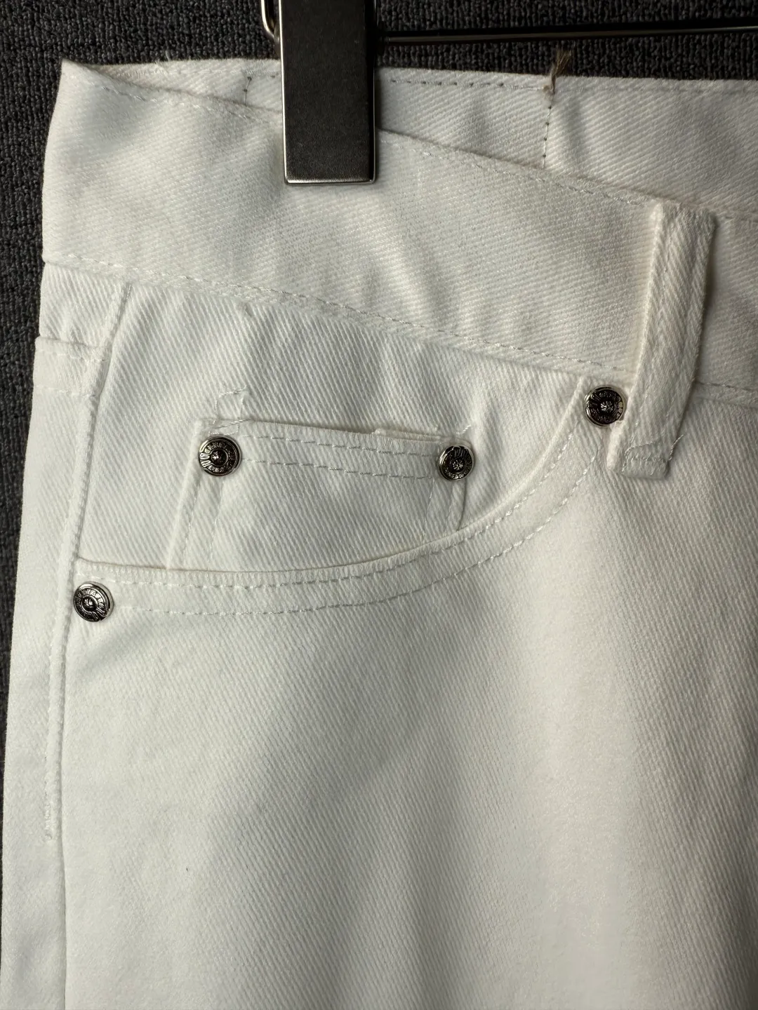 P280 💰 (Top version) Chrome Hearts White Bull King Metal Cross White Leather Heavy Industry Jeans Chrome Hearts is a brand that has always been famous for its high-end and design. The quality of these pants is unparalleled, and a pair is often hard to find at counters. It uses top-notch heavy-duty washing technology, the calf leather laser-cut cross is particularly exquisite, and the aged silver hardware adds a sense of retro and luxury. White denim fabric, paired with a cross leather design, is fashionable and individual. The straight version is also particularly slim. The style is the same for men and women, so whoever wears it will look better! The matching suggestions are as follows: Cool street style: Pair the upper body with a black short crop top, a black leather jacket, and black Martin boots. Wear a silver necklace and ring from Crowe and walk on the street to feel cool. Casual fashion style: wear a simple white cotton T-shirt inside, a loose denim jacket outside, and white sneakers. Overall casual and comfortable, suitable for daily travel and shopping. High-end outfit: Pair it with a black silk-textured shirt, tuck it into pants, and put on a pair of black leather shoes. Wear a black suit jacket to instantly enhance your temperament, and you can attend some formal occasions without any pressure. Color: White Ox King Size: 28-30-32-34 (corresponds to S-M-L-XL)